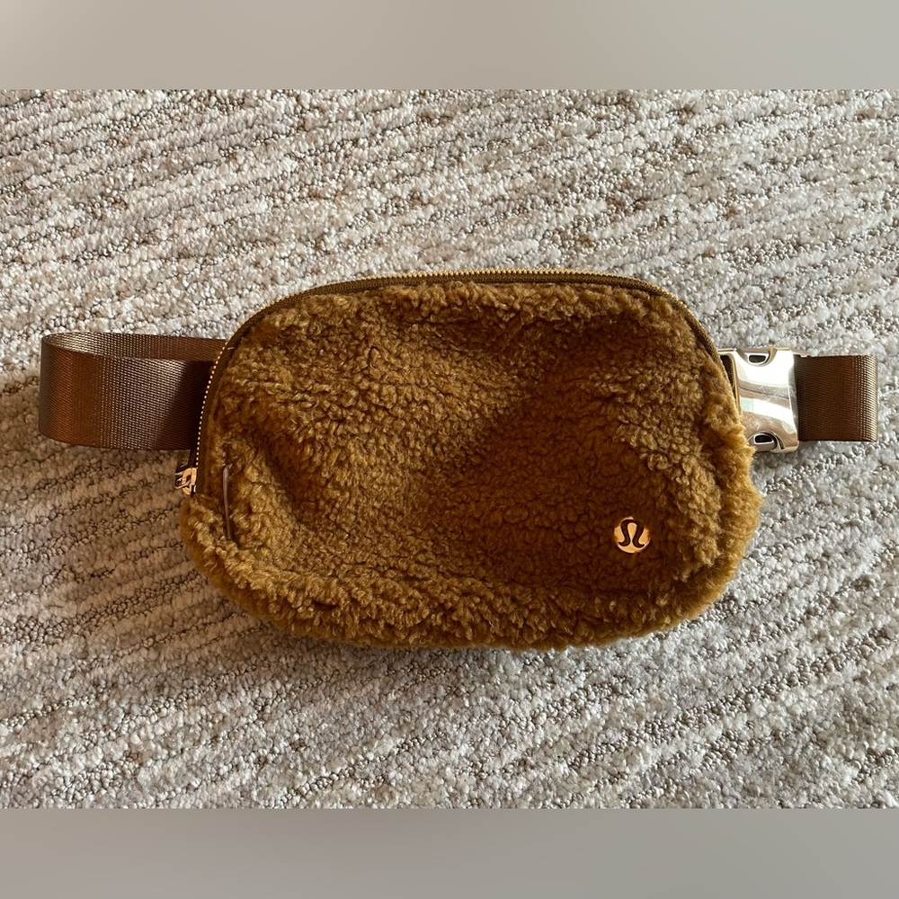 Lululemon Everywhere belt bag